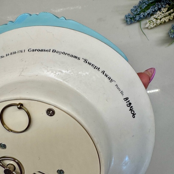 Bradford Exchange 1994 Carousel
Daydreams Swept Away Musical motion plate - Picture 4 of 4